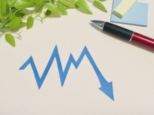 株価引き下げのイメージ画像