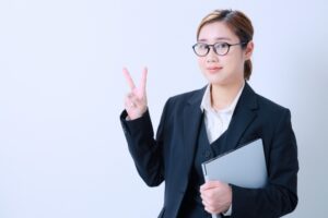 信託の種類は２つあると説明する女性（イメージ画像）