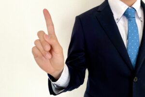 定義を説明する男性（イメージ画像）