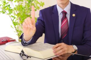 全体像を説明する男性